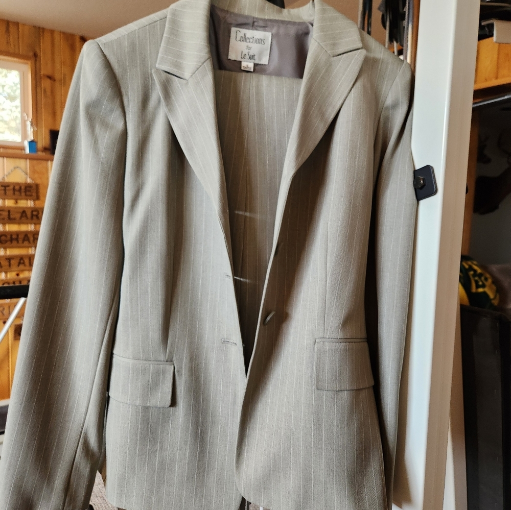 Dress - Picture 10 of 11
